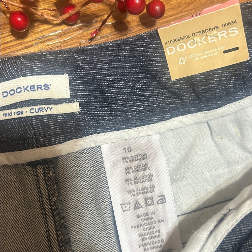 NWT⭐️DOCKERS Bermuda SHORTS Truly Slimming JAELYNN Dark Wash Size 10 - Picture 2 of 13